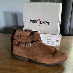 Minnetonka Dixon Suede booties w sz 8.5